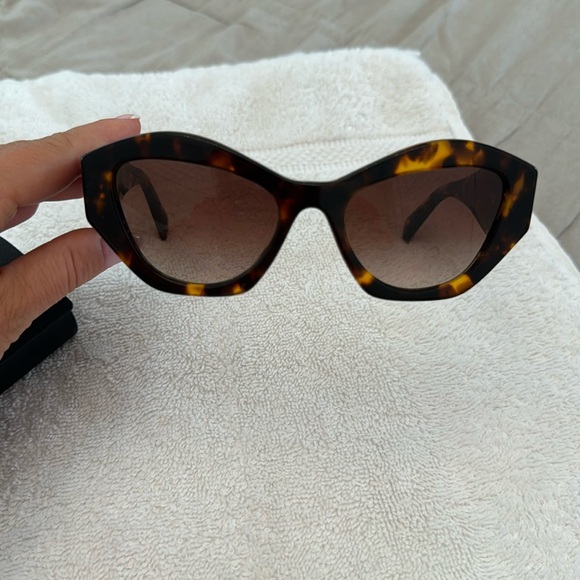 Prada sunglasses - Picture 1 of 3